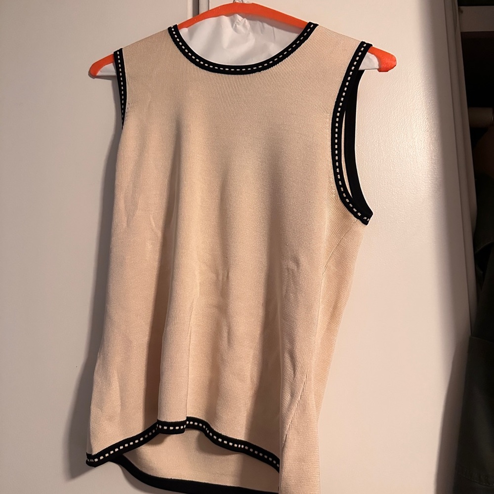 Vintage Ann Taylor tank top with patterned edges! Excellent condition!!